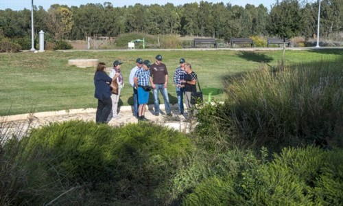 החקלאים משוויץ מקבלים הסבר בסיור בביופילטר.  צילום:דניס צין