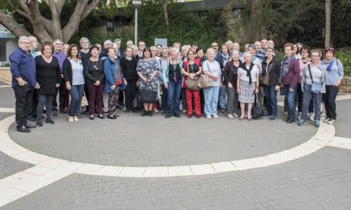 חברי משלחת קק"ל בלגיה סביב הכיכר שחנכו במכון משואה.  צילום: דניס וייס