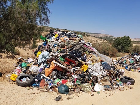 פסולת שהושלכה ביער יתיר. צילום: עבד אבו-אלקיעאן, יערן קק"ל