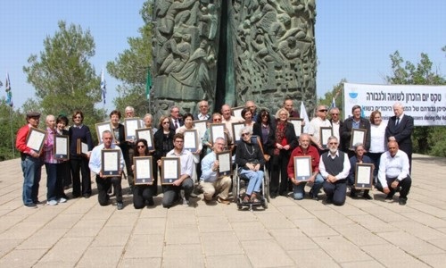 ההיהודים שהצילו יהודים בשואה ונציגיהם בטקס למרגלות אנדרטת מגילת האש.  צילום: יואב דביר