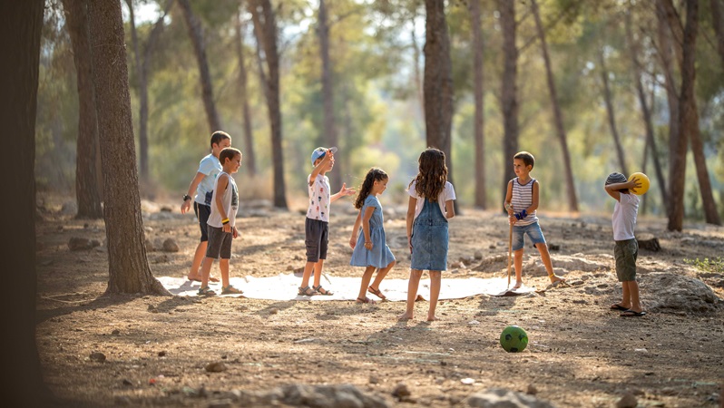 ילדים מבלים ביער שחריה המלאכים. צילום: אבי בלבן