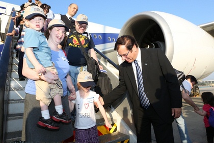 יו"ר קק"ל אפי שטנצלר מקבל את פני העולים בנמל התעופה בן-גוריון.  צילום: ארכיון צילומי קק"ל