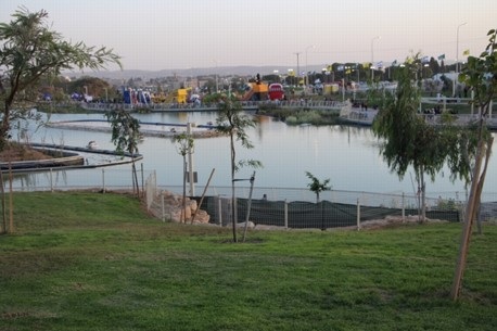 האגם ע"ש שמעון פרס, נשיא המדינה התשיעי, בפארק בן גוריון בדימונה. צילום: יואב דביר