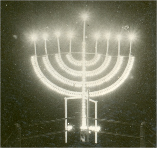 חנוכייה מוארת מהיום השמיני לחנוכה בישראל, 1935