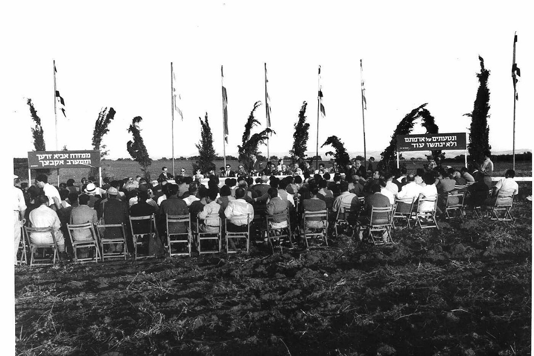 נציגי הארגונים המקימים ליד שולחן הנואמים בטקס הקמת "כפר ארגנטינה" (ניר צבי). 1952 באדיבות הארכיון הציוני המרכזי (PHSC\1208027)