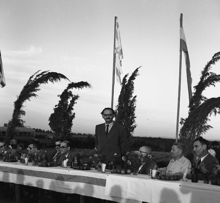יוסף ויץ ליד שולחן הנואמים הקמת "כפר ארגנטינה" (ניר צבי). 1952. צלם: שלזינגר פריץ. מתוך תיקי קק"ל בארכיון הציוני המרכזי (NSC\107471)