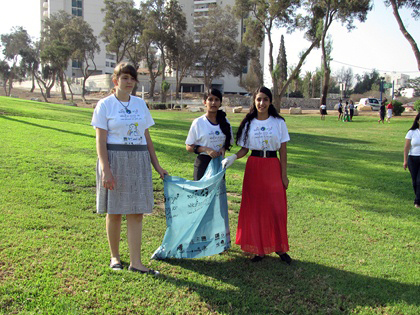 בנות באר שבע נערכות לניקוי הפארק שבשולי העיר.  צילום: גבי ברון