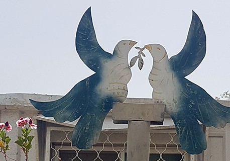 פסל גדול מימדים של שתי יוני שלום שיצר סשה וול.  צילום: מירה זר